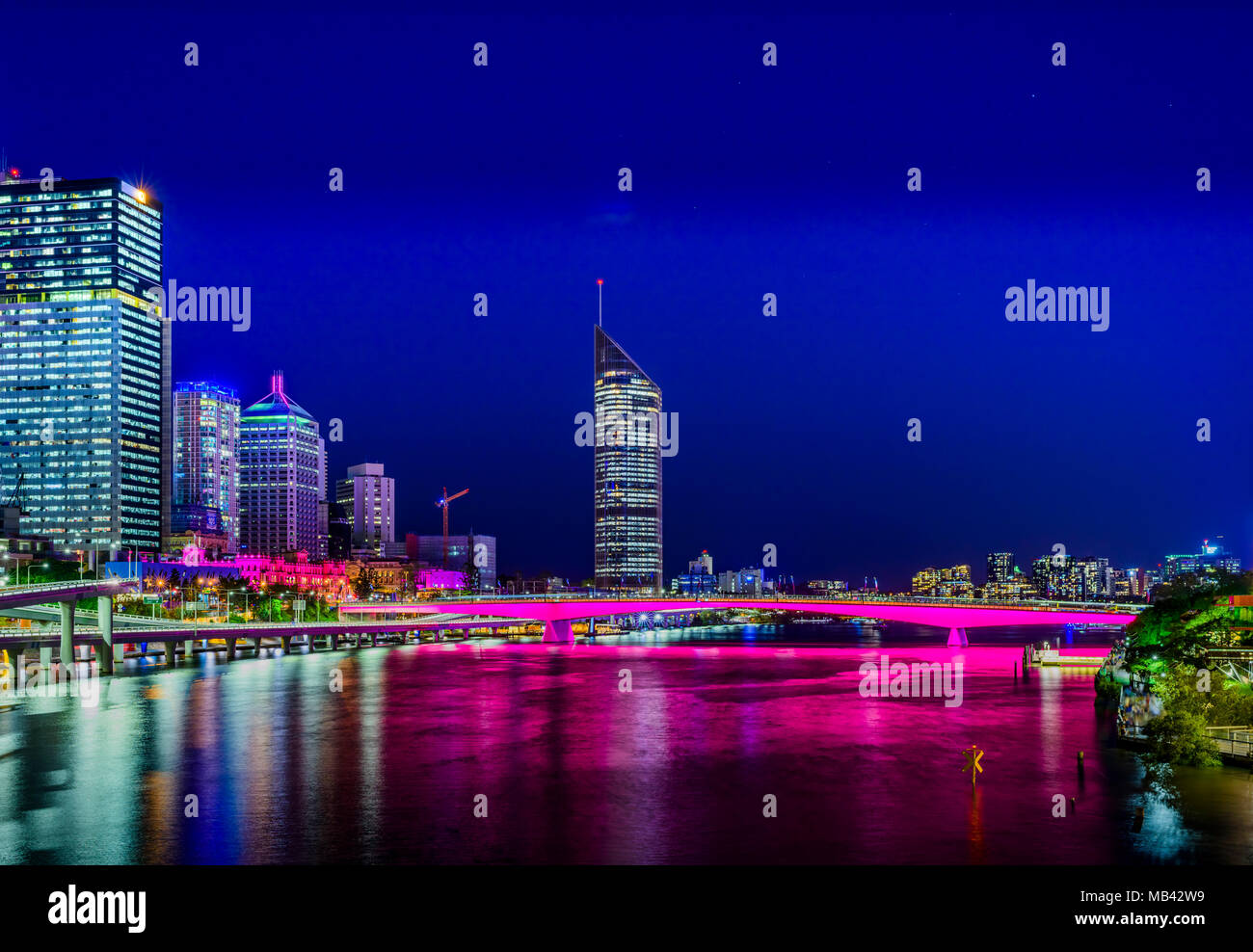 Belles couleurs de la rivière Brisbane juste avant la célébration 2017 Riverfire Banque D'Images
