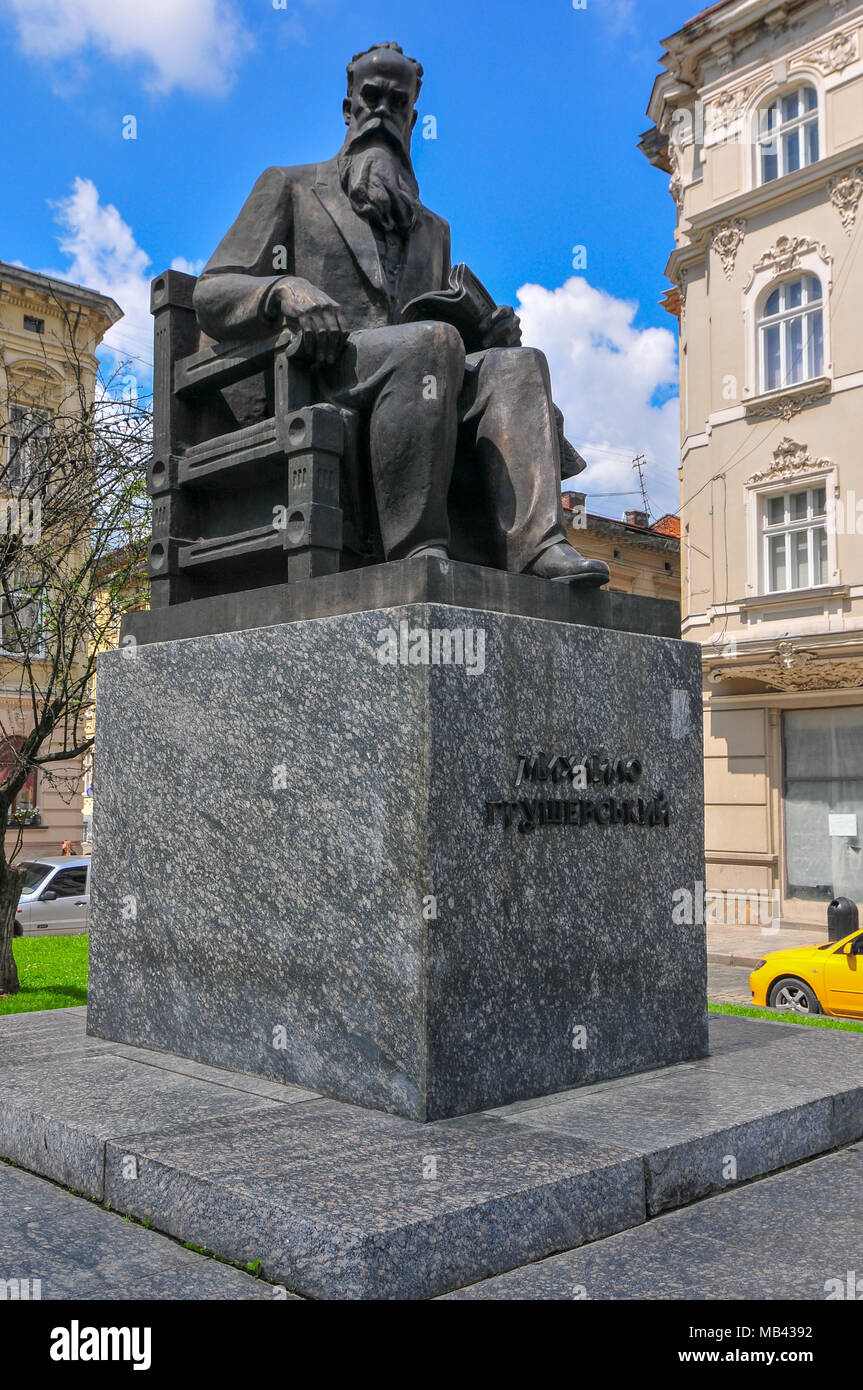 Monument à l'homme politique et historien ukrainien Mykhailo Hrushevsky à Lviv, Ukraine. Mykhailo Hrushevsky est élu à la tête du front révolutionnaire parliam Banque D'Images