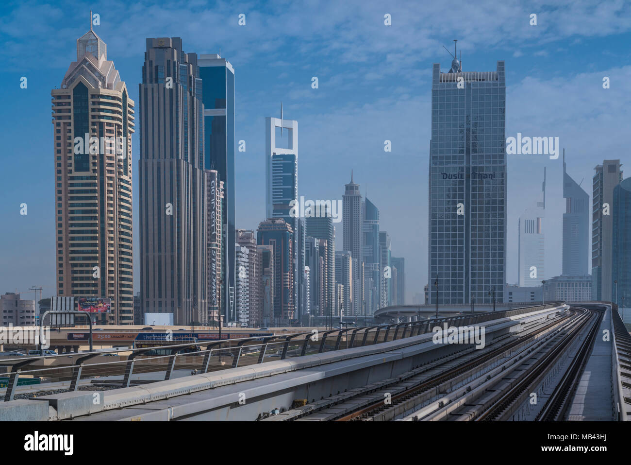 Les immeubles de grande hauteur et la voie de métro au centre-ville de Dubaï, aux Émirats arabes unis, au Moyen-Orient. Banque D'Images