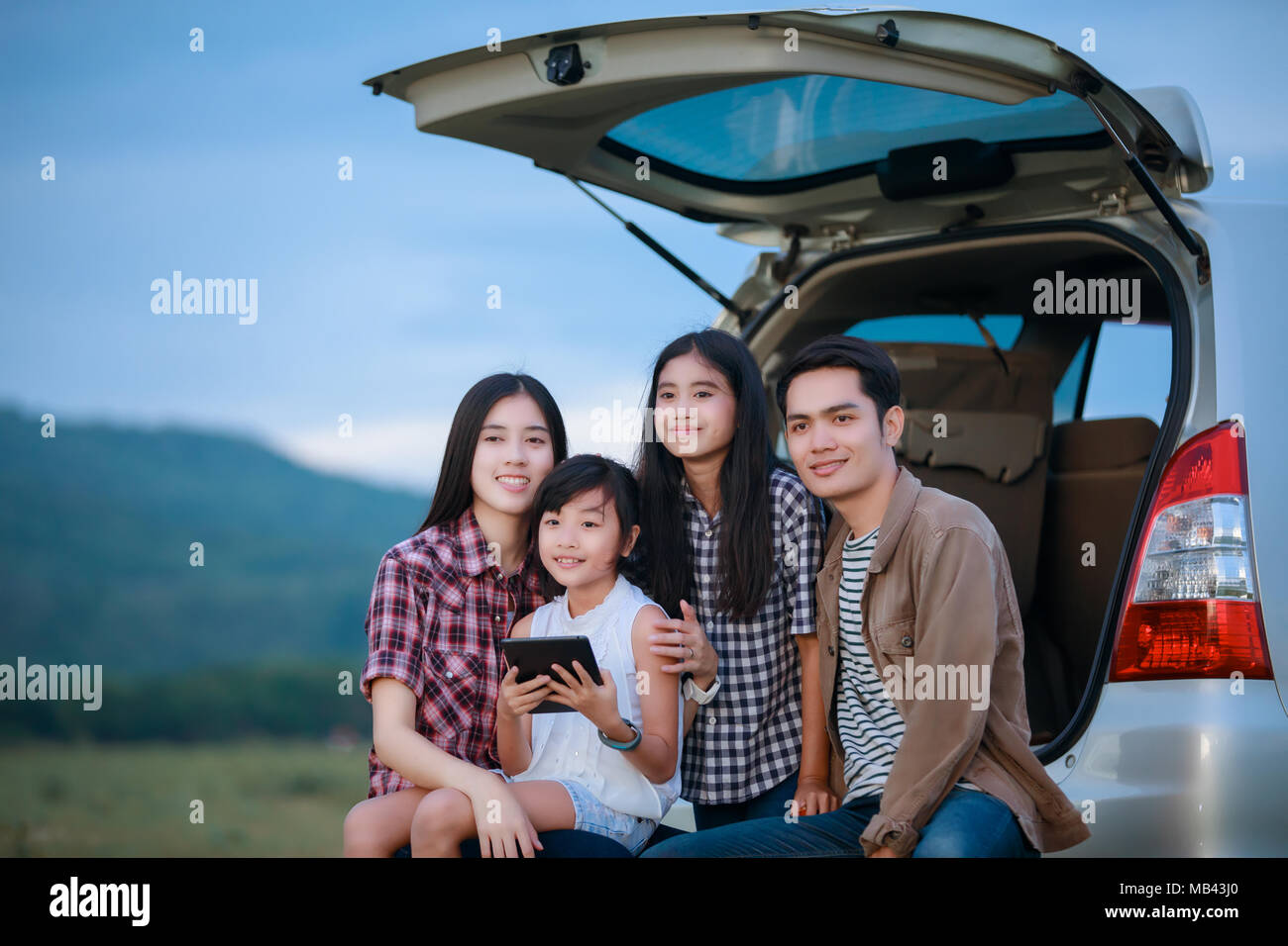 Happy little Girl with asian family dans la voiture pour profiter de la route et les vacances d'été dans le camping-car Banque D'Images