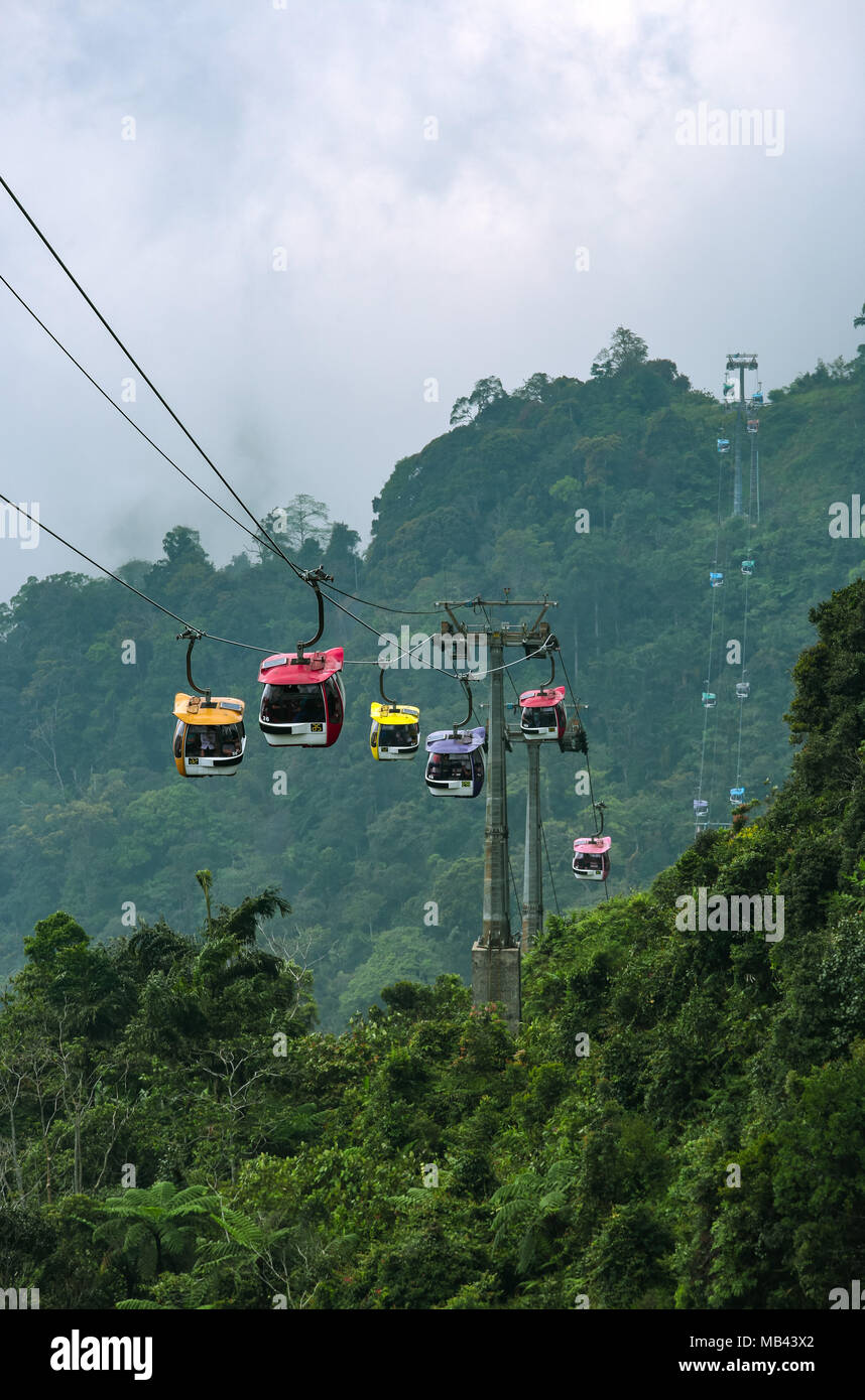 Cable car transportant des passagers et le bas de la montagne. Banque D'Images