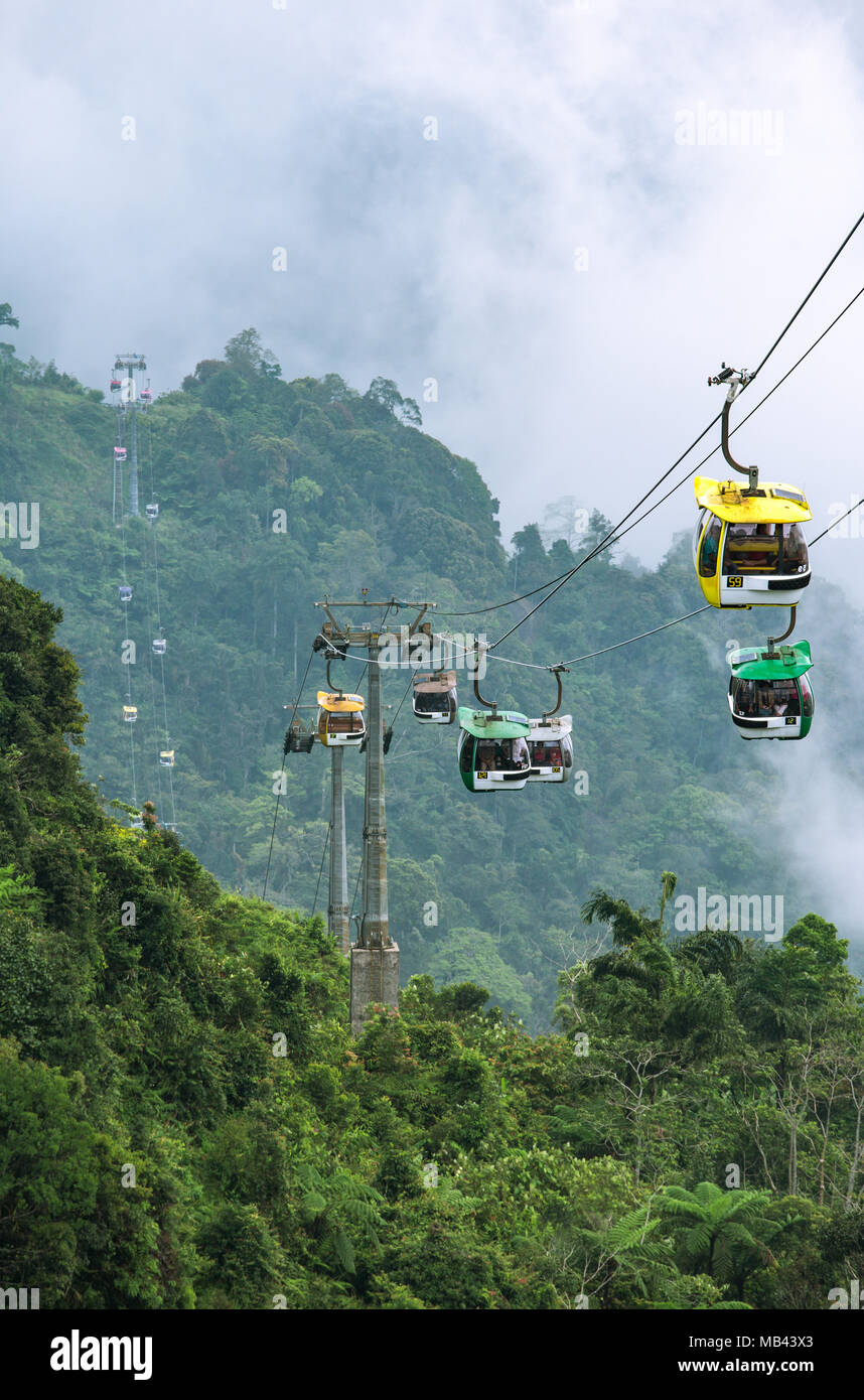 Cable car transportant des passagers et le bas de la montagne. Banque D'Images