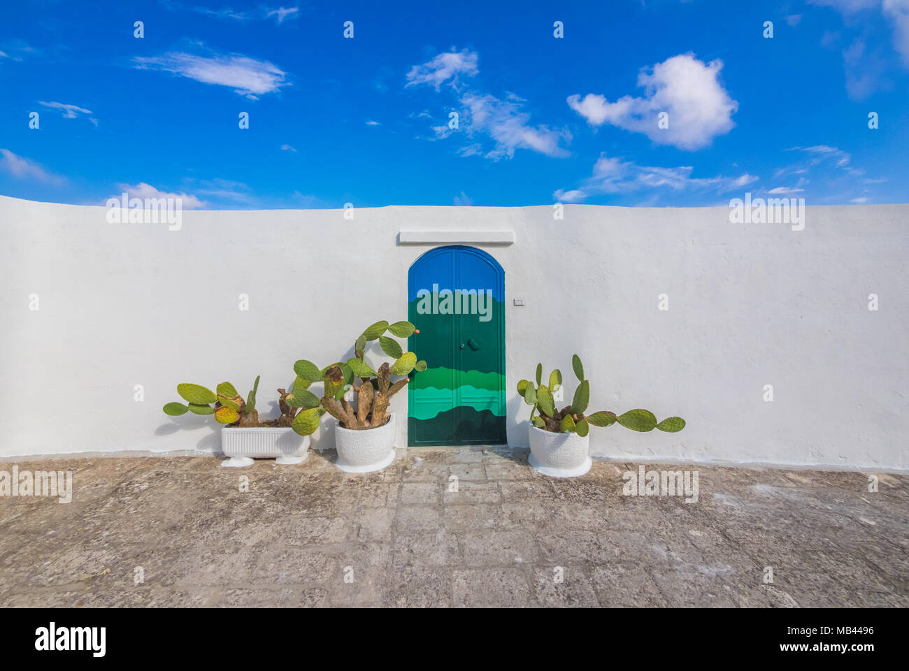 Ostuni (Pouilles, Italie) - La magnifique ville blanche dans la province de Brindisi, Pouilles, Italie du Sud, avec l'ancien centre historique sur la colline Banque D'Images