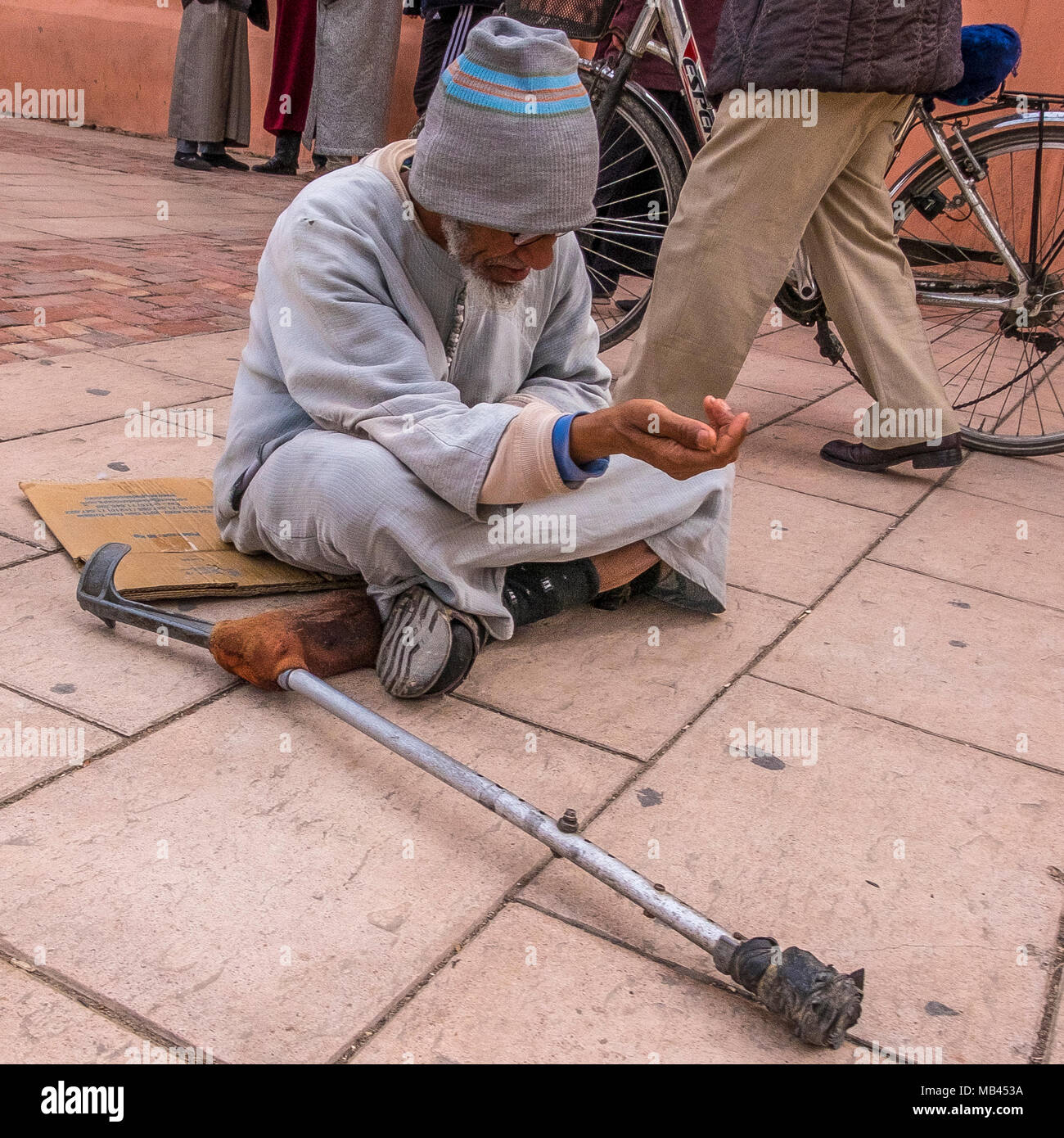 Mendiant dans les rues de Marrakech, Maroc Banque D'Images