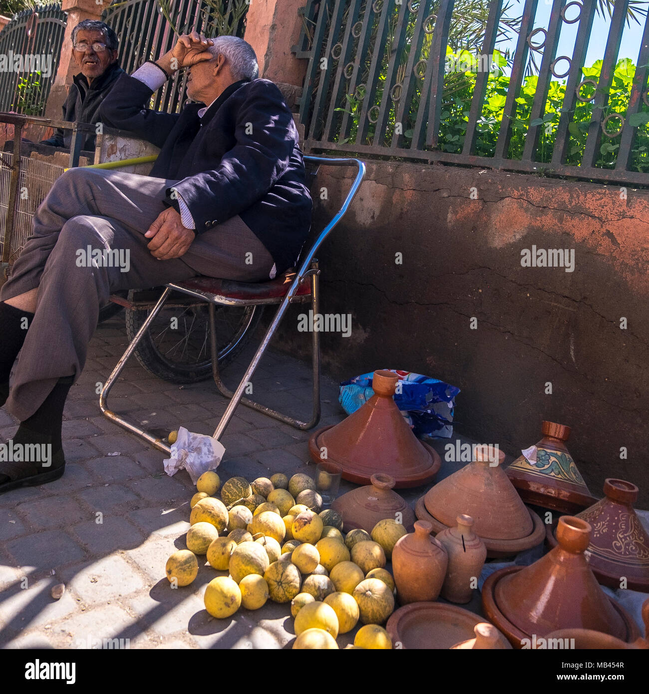 L'homme vend des fruits et légumes dans le souk, Marrakech, Maroc Banque D'Images