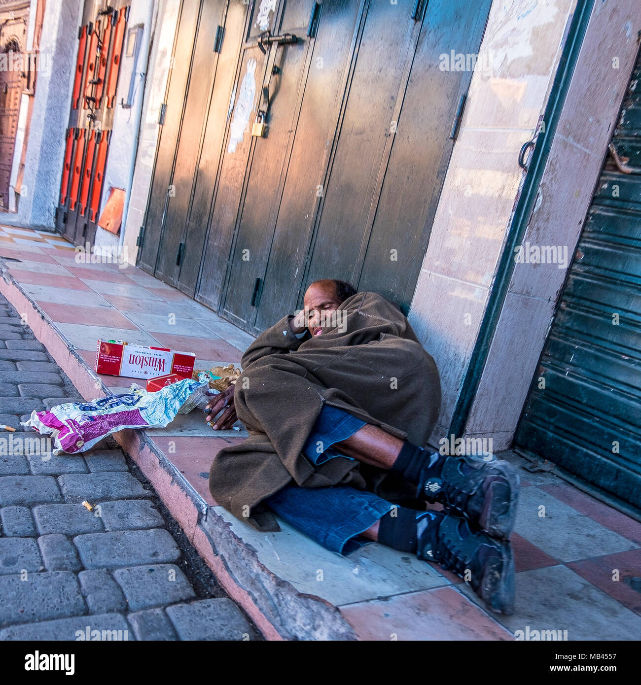 L'homme qui vend des cigarettes au trottoir en souks de Marrakech, Maroc  Photo Stock