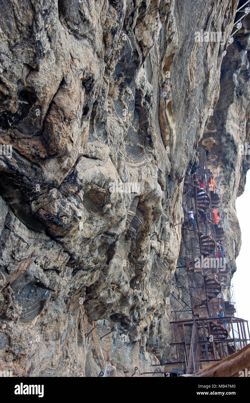 Sigiriya est situé au cœur de l'île, entre les villes de Dambulla Dambulla et sur un énorme plateau rocheux 370 mètres au-dessus du niveau de la mer. Banque D'Images