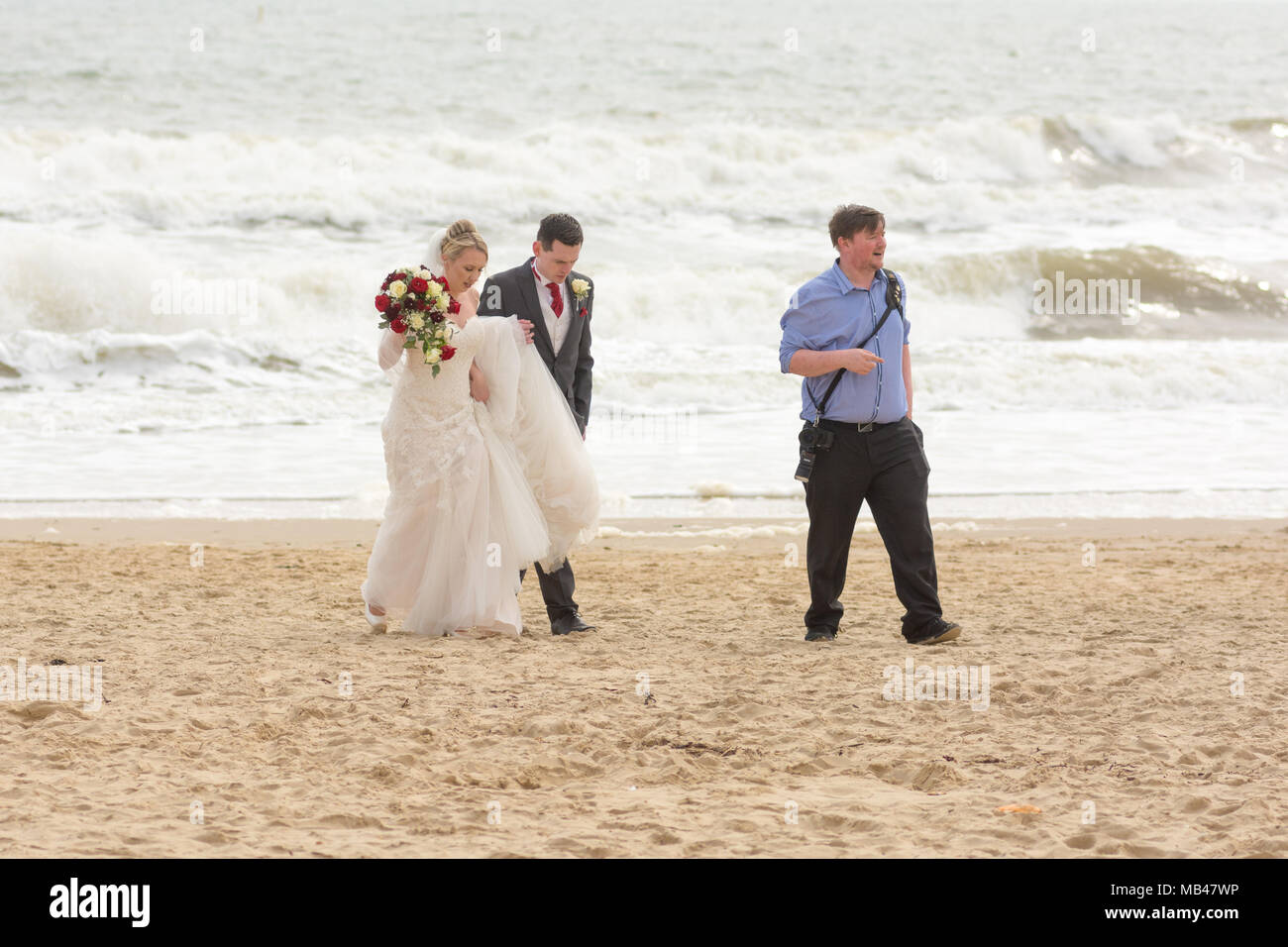 Photos de mariage d'un couple heureux sur la plage, Bournemouth, Dorset, Royaume-Uni Banque D'Images