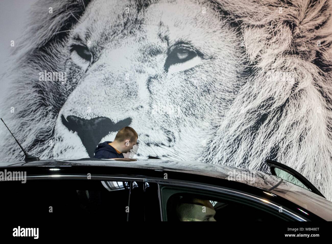 Poznan, Pologne, Grande Pologne. 6ème apr 2018. Poznan Motor Show 2018 est le plus grand de l'automobile en France et le quatrième en Europe. L'édition de cette année présente des véhicules en quatre salons : auto, moto, caravaning, camion et s'est tenu sous le slogan ''otorization de demain''. À la foire, vous pouvez voir plus de 60 premières mondiales de l'automobile, les concept cars et une vision de l'avenir de l'automobile par les concepteurs et les ingénieurs. Credit : Dawid Tatarkiewicz/ZUMA/Alamy Fil Live News Banque D'Images