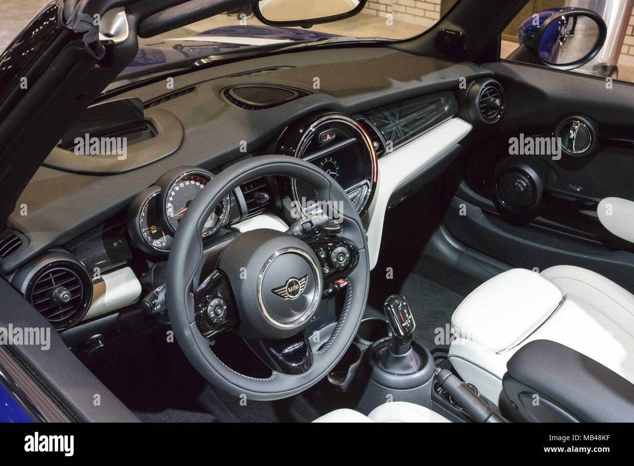 Poznan, Pologne, Grande Pologne. 6ème apr 2018. Poznan Motor Show 2018 est le plus grand de l'automobile en France et le quatrième en Europe. L'édition de cette année présente des véhicules en quatre salons : auto, moto, caravaning, camion et s'est tenu sous le slogan ''otorization de demain''. À la foire, vous pouvez voir plus de 60 premières mondiales de l'automobile, les concept cars et une vision de l'avenir de l'automobile par les concepteurs et les ingénieurs. Credit : Dawid Tatarkiewicz/ZUMA/Alamy Fil Live News Banque D'Images