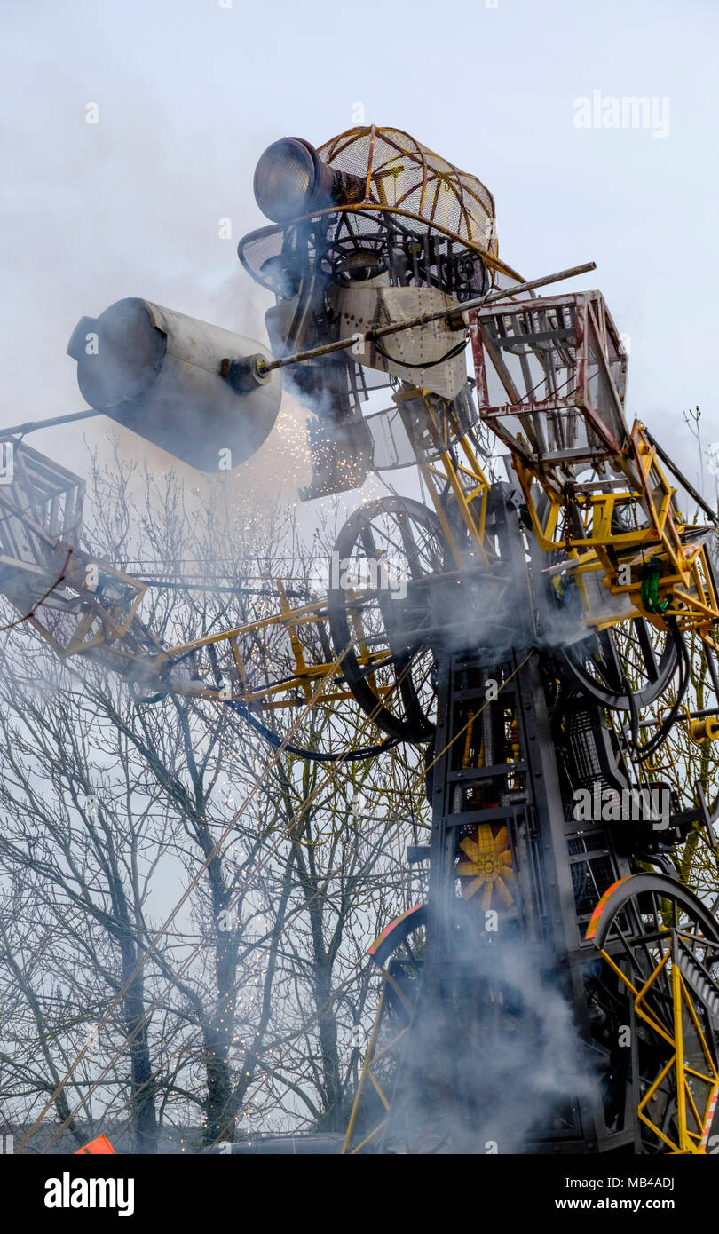 Le Manengine Radstock marionnettes, Somerset, construit pour célébrer le patrimoine minier des Cornouailles l'homme commence son moteur de la tournée 2018 en visitant les sites d'extraction de gisements de Somerset à London. L'article 36ft de haut il est le plus grand de marionnettes mécaniques au Royaume-Uni, les marionnettistes ont d'être aidé par un grand tracteur volvo.L'histoire de l'exploitation minière des Cornouailles est racontée avec la musique et des feux d'artifice ©M. Standfast/Alamy Live News Banque D'Images