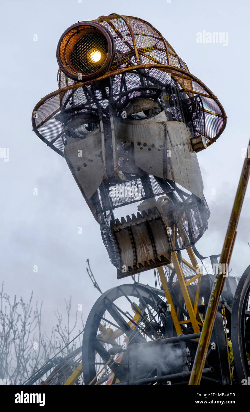 Le Manengine Radstock marionnettes, Somerset, construit pour célébrer le patrimoine minier des Cornouailles l'homme commence son moteur de la tournée 2018 en visitant les sites d'extraction de gisements de Somerset à London. L'article 36ft de haut il est le plus grand de marionnettes mécaniques au Royaume-Uni, les marionnettistes ont d'être aidé par un grand tracteur volvo.L'histoire de l'exploitation minière des Cornouailles est racontée avec la musique et des feux d'artifice ©M. Standfast/Alamy Live News Banque D'Images