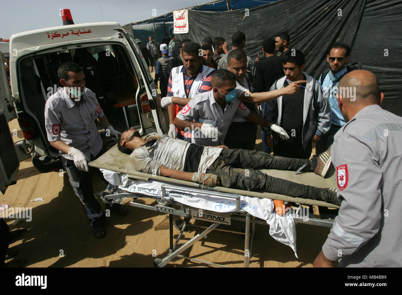 Gaza, la Palestine. 6ème apr 2018. Blessés avaient tendance à lors d'affrontements avec les forces de sécurité israéliennes au cours d'affrontements sur la frontière Gaza-Israel après une protestation, à l'est de Khan Younis, dans le sud de la bande de Gaza, le 6 avril 2018. Des affrontements ont éclaté sur la frontière Gaza-Israel une semaine après des manifestations similaires ont conduit à la violence dans laquelle force israélienne a tué 19 Palestiniens, le jour le plus sanglant depuis 2014 une guerre. Awakening : Crédit Photo Agency/Alamy Live News Banque D'Images