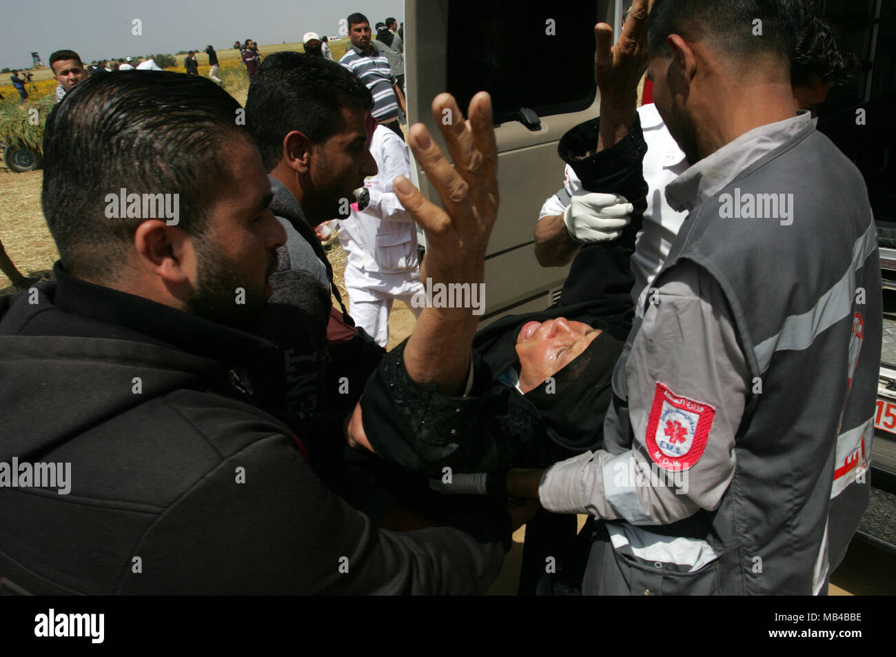 Gaza, la Palestine. 6ème apr 2018. Blessés avaient tendance à lors d'affrontements avec les forces de sécurité israéliennes au cours d'affrontements sur la frontière Gaza-Israel après une protestation, à l'est de Khan Younis, dans le sud de la bande de Gaza, le 6 avril 2018. Des affrontements ont éclaté sur la frontière Gaza-Israel une semaine après des manifestations similaires ont conduit à la violence dans laquelle force israélienne a tué 19 Palestiniens, le jour le plus sanglant depuis 2014 une guerre. Awakening : Crédit Photo Agency/Alamy Live News Banque D'Images