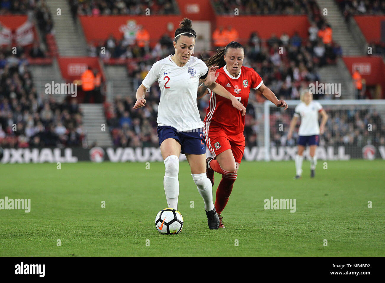 Southampton, UK. 6ème apr 2018. Lucy Bronze de l'Angleterre prend Natasha Smith de galles lors de la Coupe du Monde 2019 Groupe admissible 1 match entre l'Angleterre et au Pays de Galles Les femmes Les femmes au St Mary's Stadium le 6 avril 2018 à Southampton, Angleterre. (Photo par Matt Bradshaw/phcimages.com) : PHC Crédit Images/Alamy Live News Banque D'Images