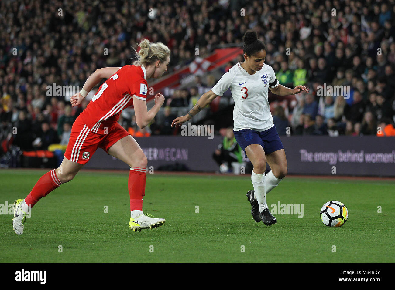 Southampton, UK. 6ème apr 2018. Demi Stokes de l'Angleterre sous la pression de Rhiannon Roberts de galles lors de la Coupe du Monde 2019 Groupe admissible 1 match entre l'Angleterre et au Pays de Galles Les femmes Les femmes au St Mary's Stadium le 6 avril 2018 à Southampton, Angleterre. (Photo par Matt Bradshaw/phcimages.com) : PHC Crédit Images/Alamy Live News Banque D'Images