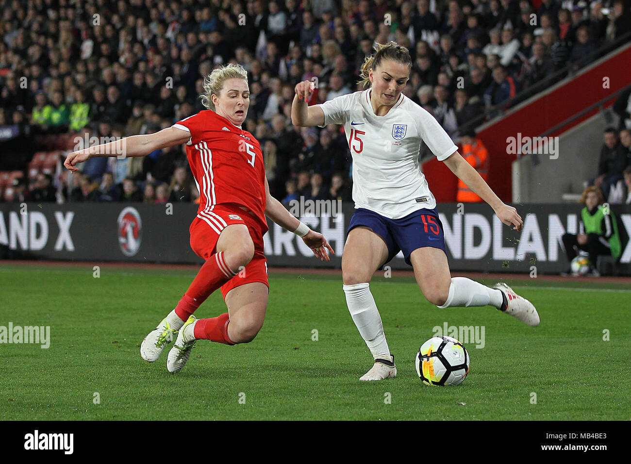 Southampton, UK. 6ème apr 2018. Melissa Lawley d'Angleterre prend sur Rhiannon Roberts de galles lors de la Coupe du Monde 2019 Groupe admissible 1 match entre l'Angleterre et au Pays de Galles Les femmes Les femmes au St Mary's Stadium le 6 avril 2018 à Southampton, Angleterre. (Photo par Matt Bradshaw/phcimages.com) : PHC Crédit Images/Alamy Live News Banque D'Images