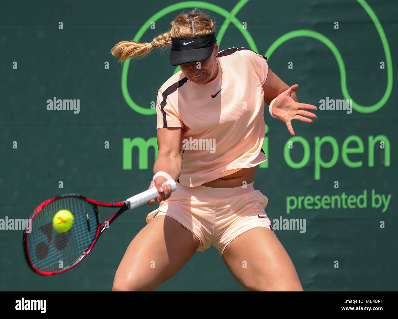 Key Biscayne, Floride, USA. Mar 19, 2018. Sabine Lisicki de Allemagne frappe un coup droit contre Andrea Petkovic à partir de l'Allemagne pendant un tour de qualification à l'Open de Miami 2018 par le tournoi de tennis professionnel Itau, joué au Tennis Center de Crandon Park à Key Biscayne, en Floride, aux États-Unis. Mario Houben/CSM/Alamy Live News Banque D'Images Key Biscayne, Floride, USA. Mar 19, 2018. Sabine Lisicki de Allemagne frappe un coup droit contre Andrea Petkovic à partir de l'Allemagne pendant un tour de qualification à l'Open de Miami 2018 par le tournoi de tennis professionnel Itau, joué au Tennis Center de Crandon Park à Key Biscayne, en Floride, aux États-Unis. Mario Houben/CSM/Alamy Live News Banque D'Images