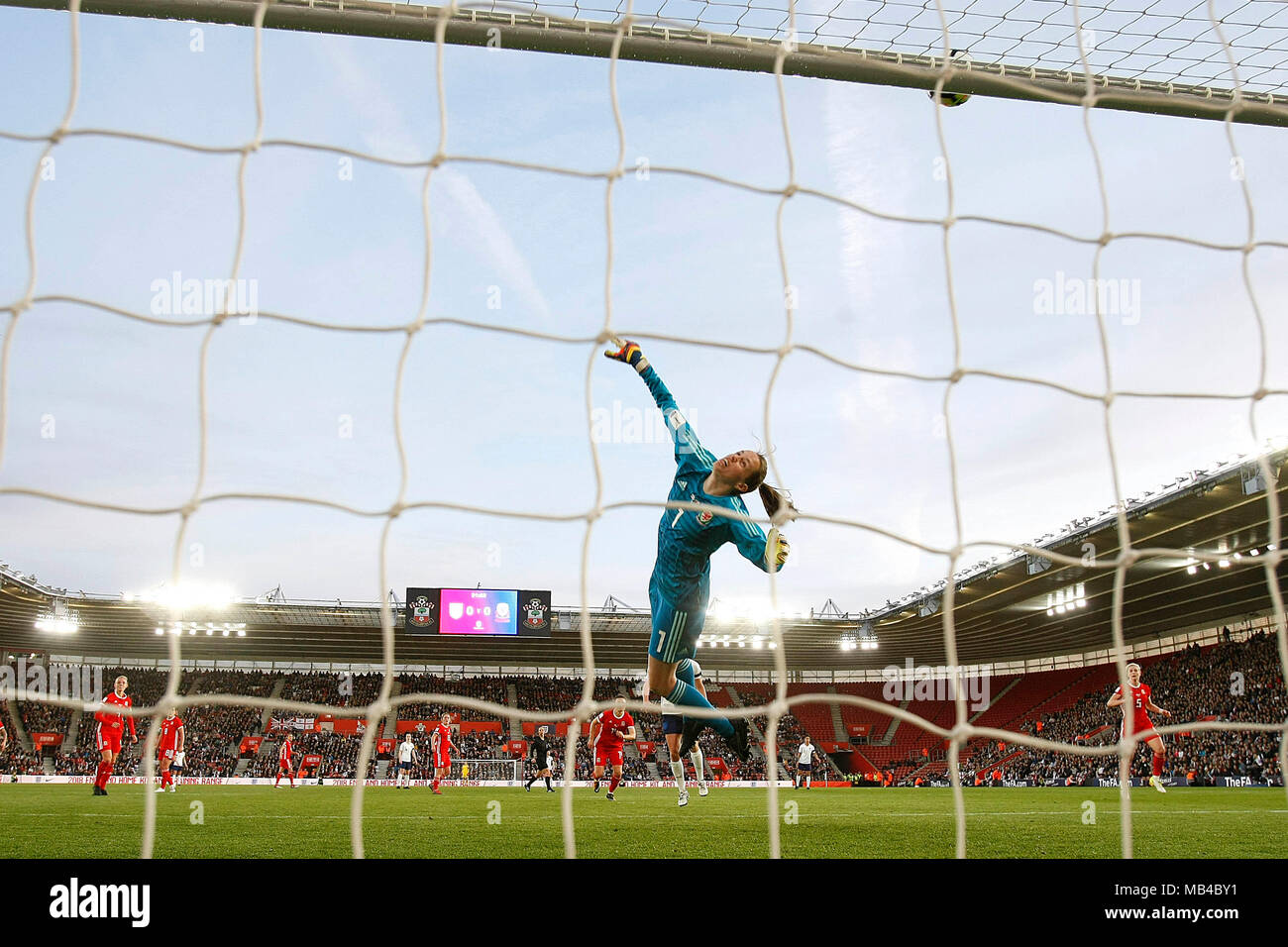 Laura O'Sullivan de galles montres un tir de Toni Duggan d'Angleterre a frappé la barre transversale lors de la Coupe du Monde 2019 Groupe admissible 1 match entre l'Angleterre et au Pays de Galles Les femmes Les femmes au St Mary's Stadium le 6 avril 2018 à Southampton, Angleterre. (Photo par Matt Bradshaw/phcimages.com) : PHC Crédit Images/Alamy Live News Banque D'Images