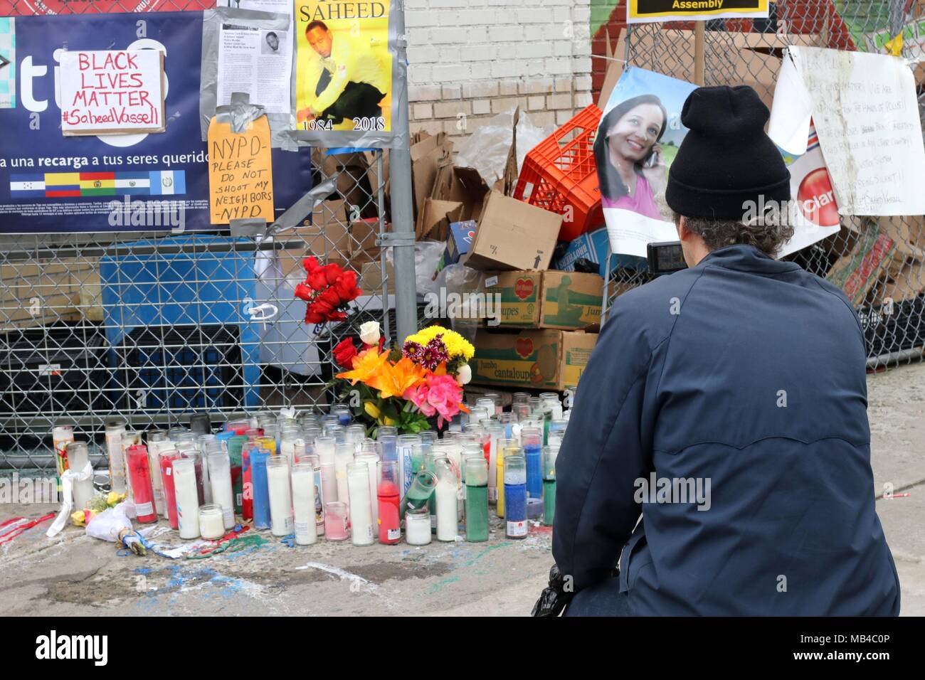 Brooklyn, New York, USA. 6ème. Avr, 2018. De plus en plus d'un trottoir mémoire par les amis et voisins de Saheed Vassell, une mentalité malade, Crown Heights, Brooklynman qui a été tué par des officiers de NYPD le mercredi continue à attirer en deuil sur le site de son meurtre, avec salon-résidents faisant une pause pour rendre hommage et exprimer leurs préoccupations au sujet de l'assassinat d'hommes noirs non armés en Amérique par des agents de police. © 2018 Ronald G. Lopez/DigiPixsAgain.us/Alamy Live New Banque D'Images