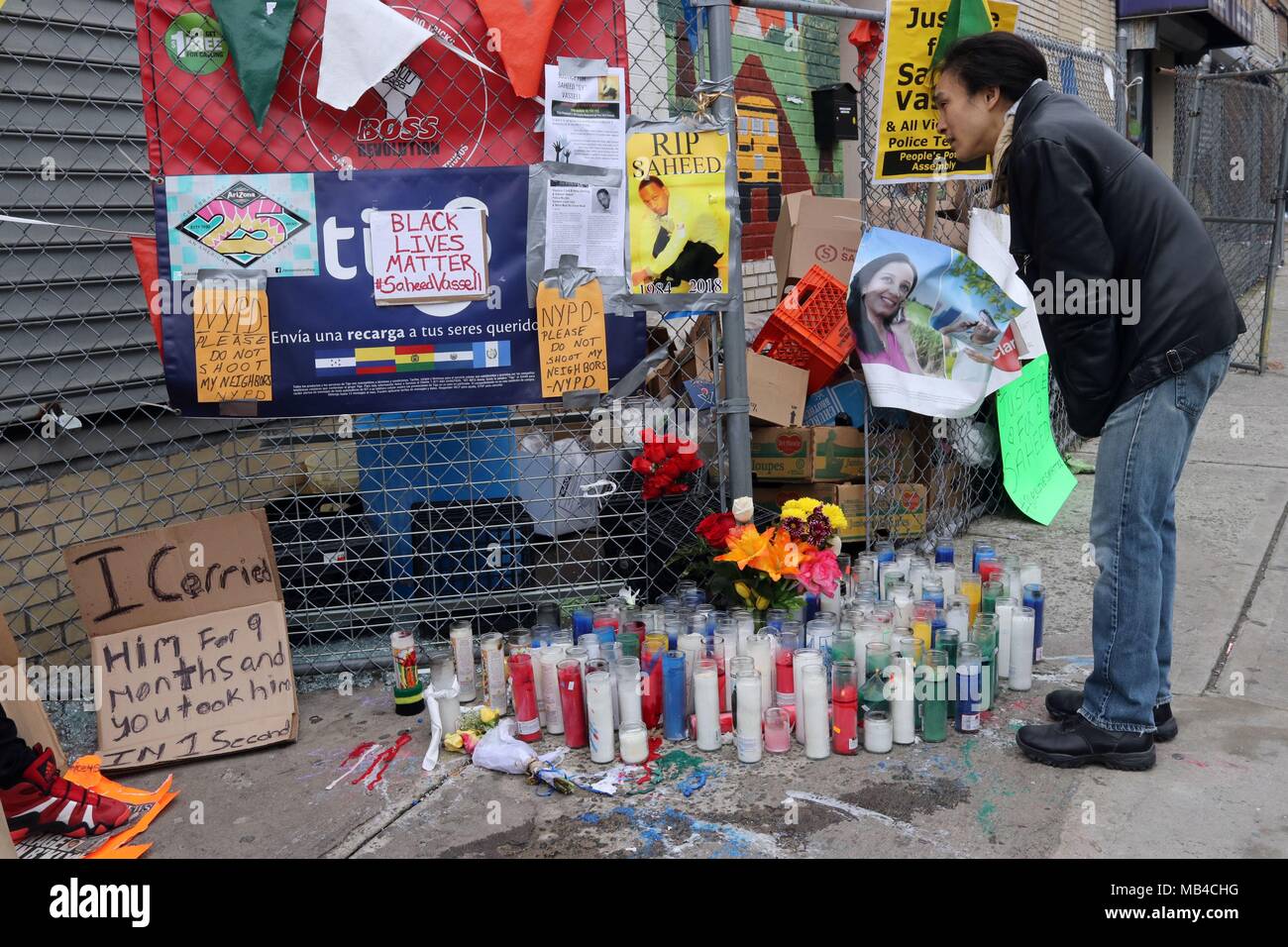 New York City, New York, USA. 6ème apr 2018. De plus en plus d'un trottoir mémoire par les amis et voisins de Saheed Vassell, une mentalité malade, Crown Heights, Brooklyn, l'homme qui a été tué par des officiers de NYPD le mercredi continue à attirer en deuil sur le site de son meurtre, avec salon-résidents faisant une pause pour rendre hommage et exprimer leurs préoccupations au sujet de l'assassinat d'hommes noirs non armés en Amérique par des agents de police. Credit : Ronald G. Lopez/ZUMA/Alamy Fil Live News Banque D'Images