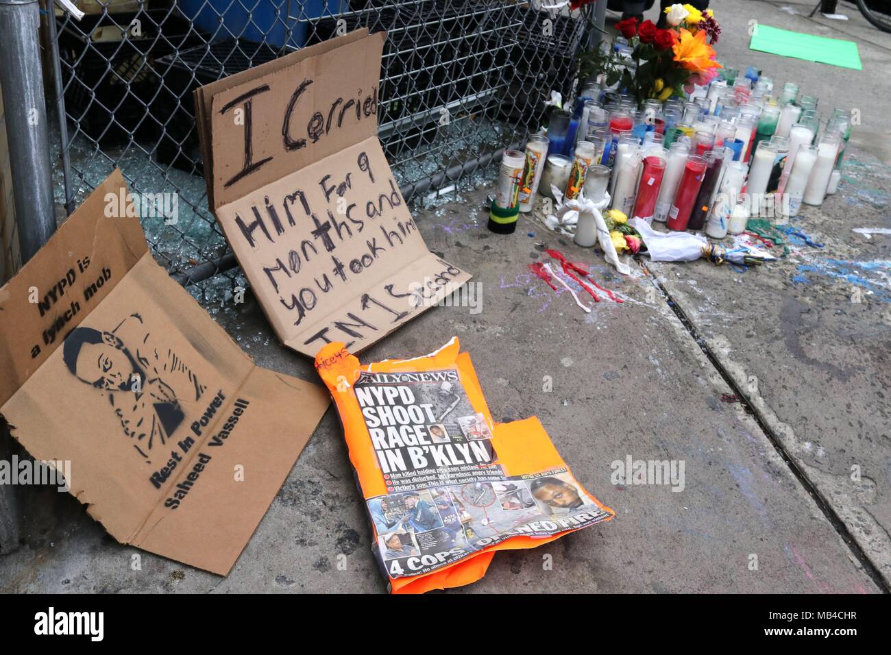 New York City, New York, USA. 6ème apr 2018. De plus en plus d'un trottoir mémoire par les amis et voisins de Saheed Vassell, une mentalité malade, Crown Heights, Brooklyn, l'homme qui a été tué par des officiers de NYPD le mercredi continue à attirer en deuil sur le site de son meurtre, avec salon-résidents faisant une pause pour rendre hommage et exprimer leurs préoccupations au sujet de l'assassinat d'hommes noirs non armés en Amérique par des agents de police. Credit : Ronald G. Lopez/ZUMA/Alamy Fil Live News Banque D'Images