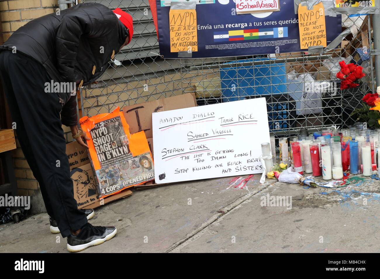 New York City, New York, USA. 6ème apr 2018. De plus en plus d'un trottoir mémoire par les amis et voisins de Saheed Vassell, une mentalité malade, Crown Heights, Brooklyn, l'homme qui a été tué par des officiers de NYPD le mercredi continue à attirer en deuil sur le site de son meurtre, avec salon-résidents faisant une pause pour rendre hommage et exprimer leurs préoccupations au sujet de l'assassinat d'hommes noirs non armés en Amérique par des agents de police. Credit : Ronald G. Lopez/ZUMA/Alamy Fil Live News Banque D'Images