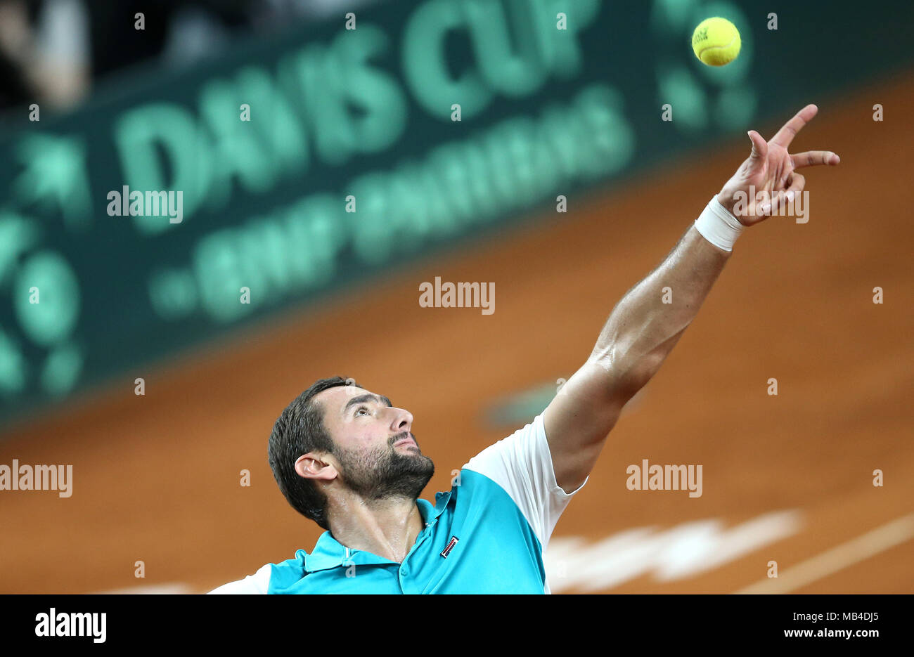 Varazdin, Croatie. 6ème apr 2018. Marin Cilic croate sert la balle contre Dmitry Popko du Kazakhstan lors de la Coupe Davis des célibataires au quart monde de groupe entre la Croatie et le Kazakhstan à Varazdin, Croatie, le 6 avril 2018. Marin Cilic a gagné 3-0. Credit : Sanjin Strukic/Xinhua/Alamy Live News Banque D'Images