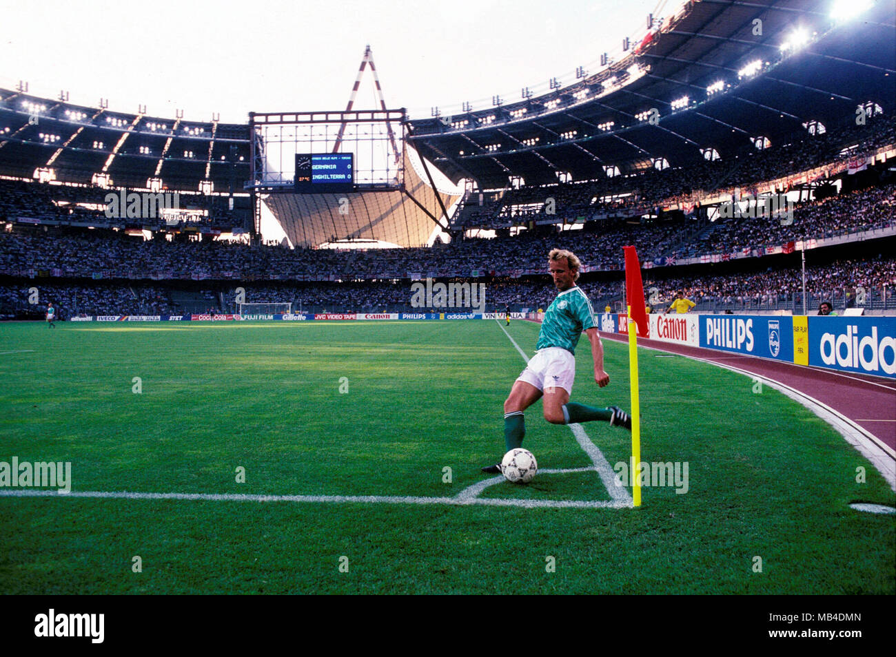 Coupe du Monde FIFA 1990 - Italia (Italie 1990) 4.7.1990, Stadio Delle  Alpi, Turin, Italie. Demi-finale de l'Allemagne de l'Ouest v Angleterre.  L'Andreas Brehme Allemagne prenant un coin Photo Stock - Alamy