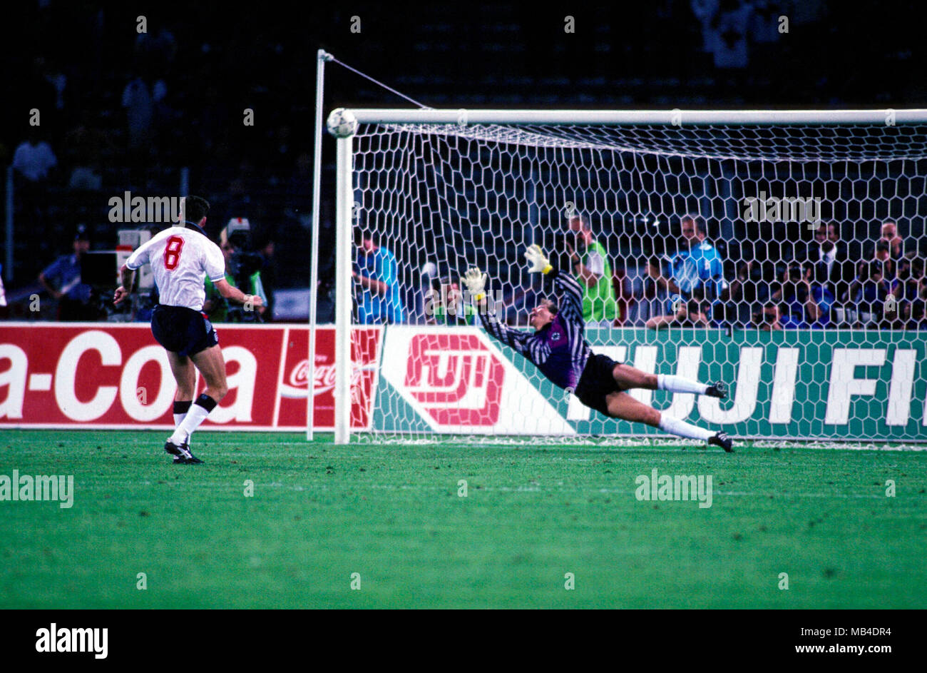 Coupe du Monde FIFA 1990 - Italia (Italie 1990) 4.7.1990, Stadio Delle Alpi, Turin, Italie. Demi-finale de l'Allemagne de l'Ouest v Angleterre. Bodo Ilgner watches la sanction prise par l'Angleterre's Chris Waddle aller au-dessus de la barre, l'Allemagne de l'Ouest sont en finale. Banque D'Images