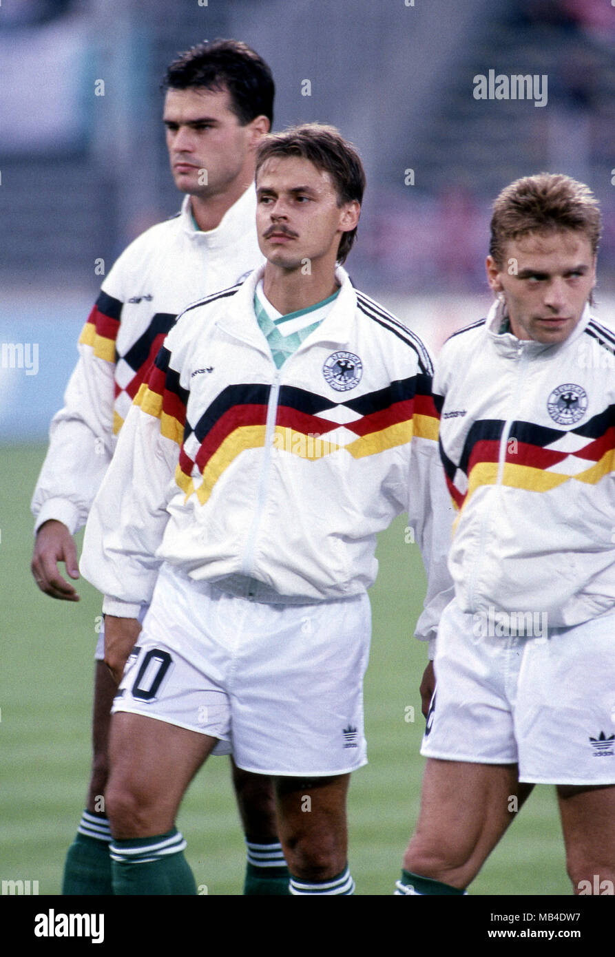 Coupe du Monde FIFA 1990 - Italia (Italie 1990) 4.7.1990, Stadio Delle Alpi, Turin, Italie. Demi-finale de l'Allemagne de l'Ouest v Angleterre. Thomas Berthold, Olaf Thon & Thomas Hler - Allemagne de l'Ouest Banque D'Images