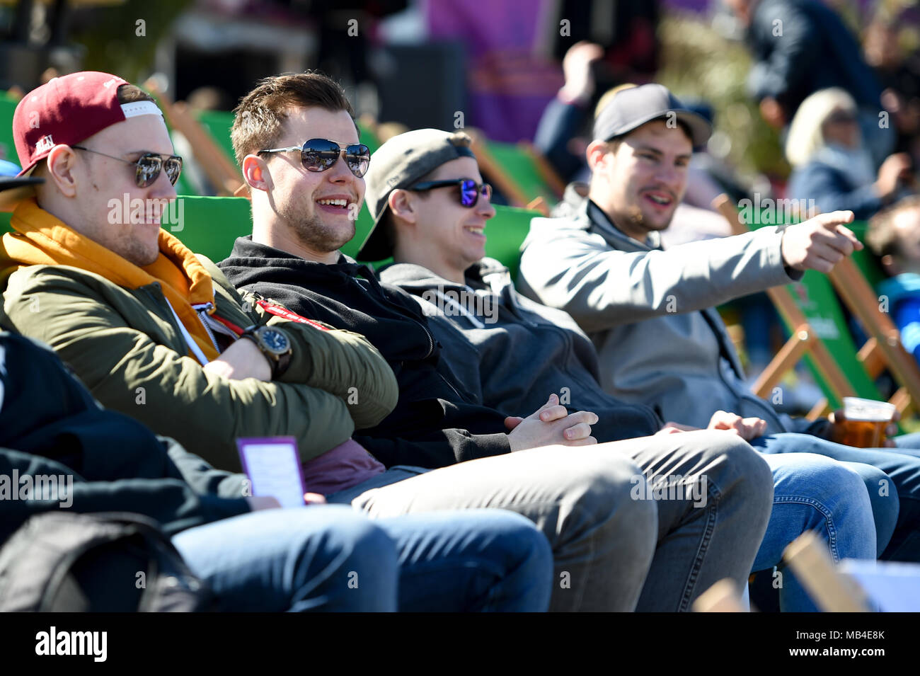 06 avril 2018, Allemagne, Berlin : Lukas Middelkamp (L-R), Pascal Sandfuehrer Kormittka, Paul et Jens Hartmann profiter du soleil au bord du fleuve. Photo : Lisa Ducret/dpa Banque D'Images