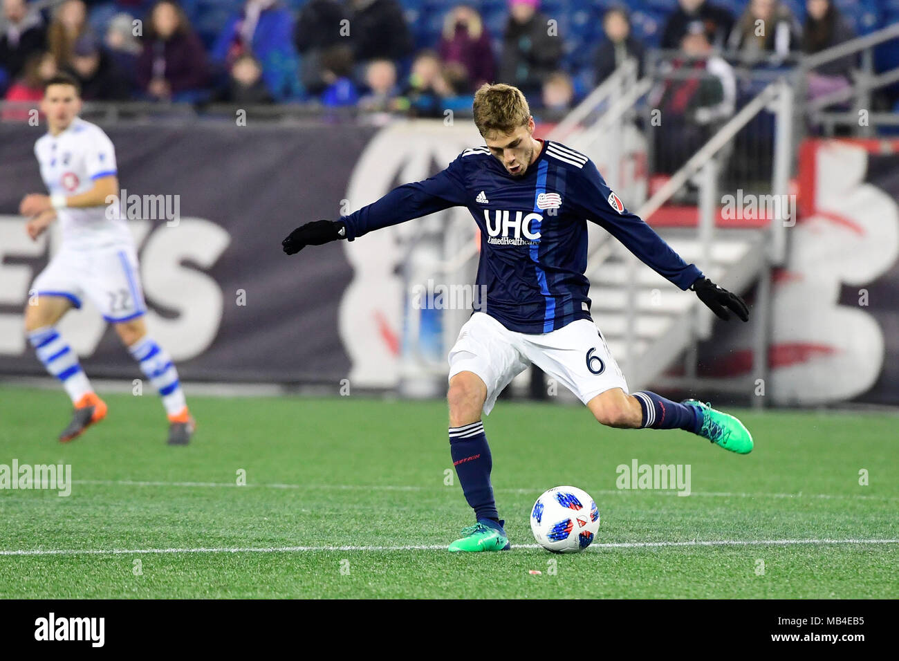 Foxborough dans le Massachusetts, aux États-Unis. 6ème apr 2018. New England Revolution terrain Scott Caldwell (6) passe le ballon au cours de la MLS match entre l'Impact de Montréal et le New England Revolution tenue au Stade Gillette à Foxborough dans le Massachusetts. Défaites Boston Montréal 4-0. Eric Canha/CSM/Alamy Live News Banque D'Images