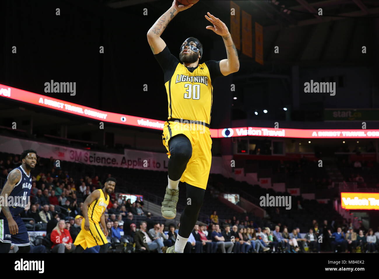 L'Ontario, canada.6e avril 2018, London, Ontario, Canada. La London Lightning et la rivière Niagara, les Lions s'affrontent dans un jeu physique et l'une des séries éliminatoires de 1951. Après le jeu, les secousses qu'a été par les entraîneurs 2. Londres a dominé le jeu gagner 151-115, Doug Herring Jr.(9) et Garrett Williamson(15) deux conduisent la avec 22 points chacun. Luc Durda/Alamy Live News Crédit : Luc Durda/Alamy Live News Banque D'Images