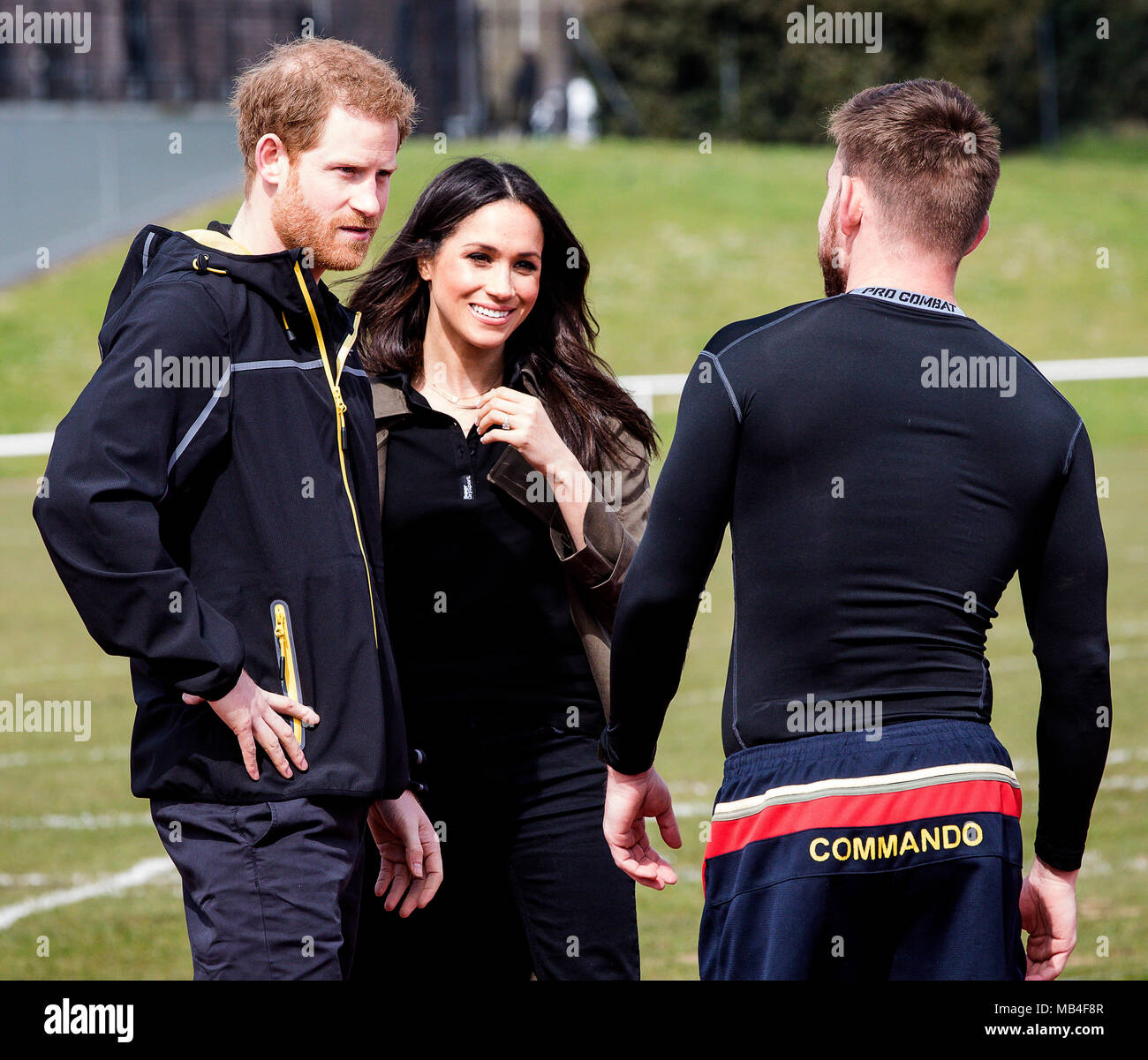 Le prince Harry introduit Meghan Markle à l'ancien Royal Marine Andy Grant qui a remporté deux médailles d'or à la 2014. Le couple s'étaient inscrits à l'Invictus Games procès tenus à l'Université de Bath Banque D'Images