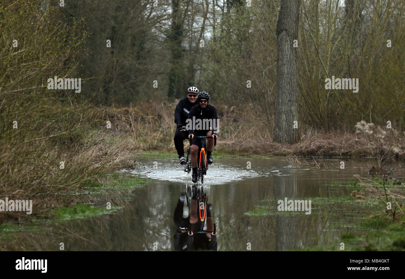 Peterborough (Cambridgeshire. 7ème Apirl 2018. Deux cyclistes pour une balade le long d'un chemin inondé dans Nene Park, après la rivière Nene éclater ses rives à Peterborough, Cambridgeshire, le 7 avril 2018. Crédit : Paul Marriott/Alamy Live News Banque D'Images