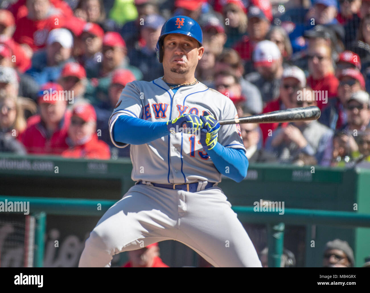 New York Mets shortstop Asdrubal Cabrera (13) prend une troisième grève en septième manche contre les Nationals de Washington au Championnat National Park à Washington, DC le jeudi 5 avril 2018. Les mets a gagné le match 8-2. Dpa : Crédit photo alliance/Alamy Live News Banque D'Images