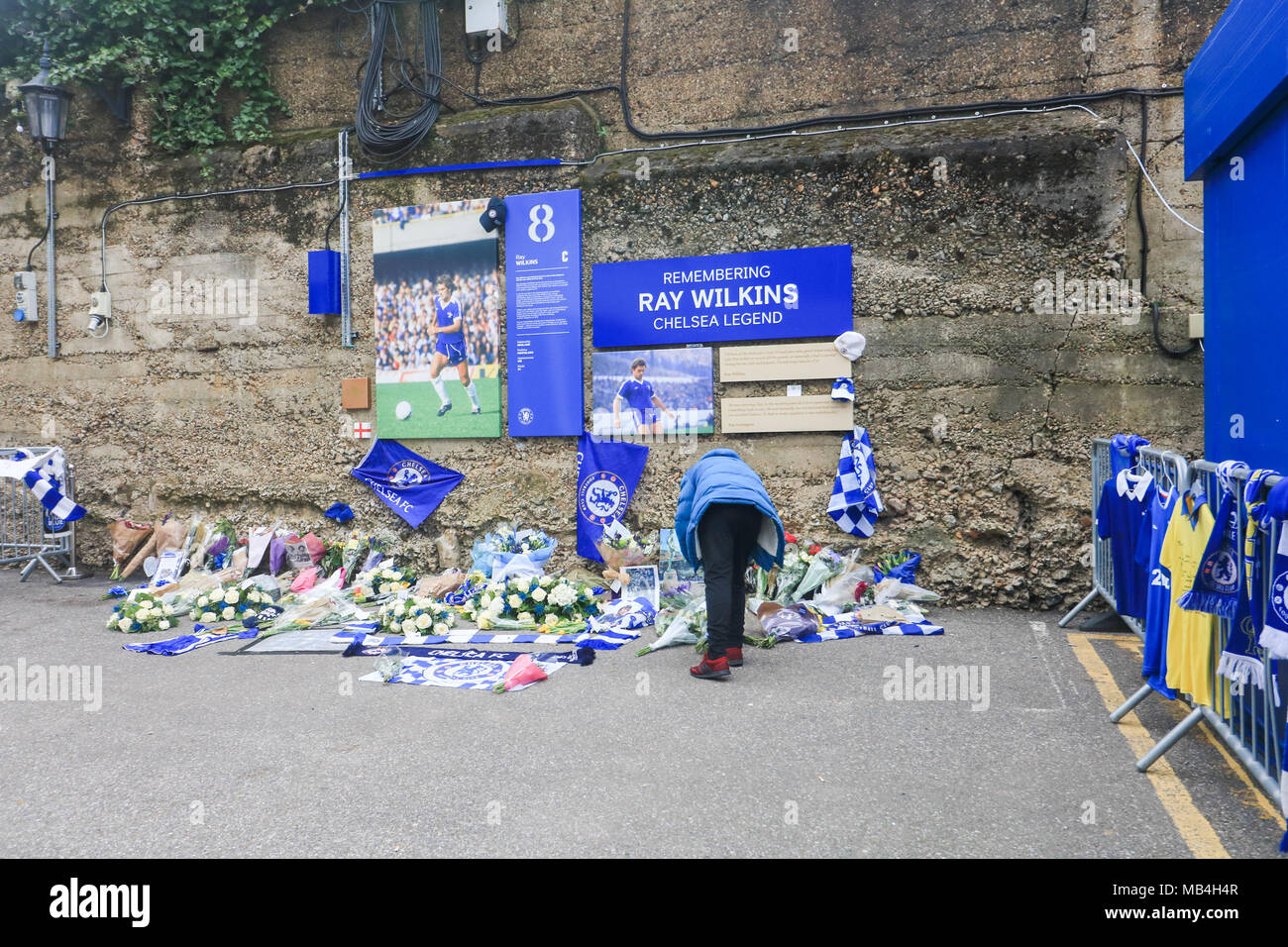 London UK. 7 avril 2018 .tributs floraux et des messages de sympathie de fans de football sont placées à un culte commémoratif spécial à Stamford Bridge à l'ancien joueur de Chelsea Ray 'Butch' Wilkins qui est mort 61 ans le 4 avril 2018 Banque D'Images