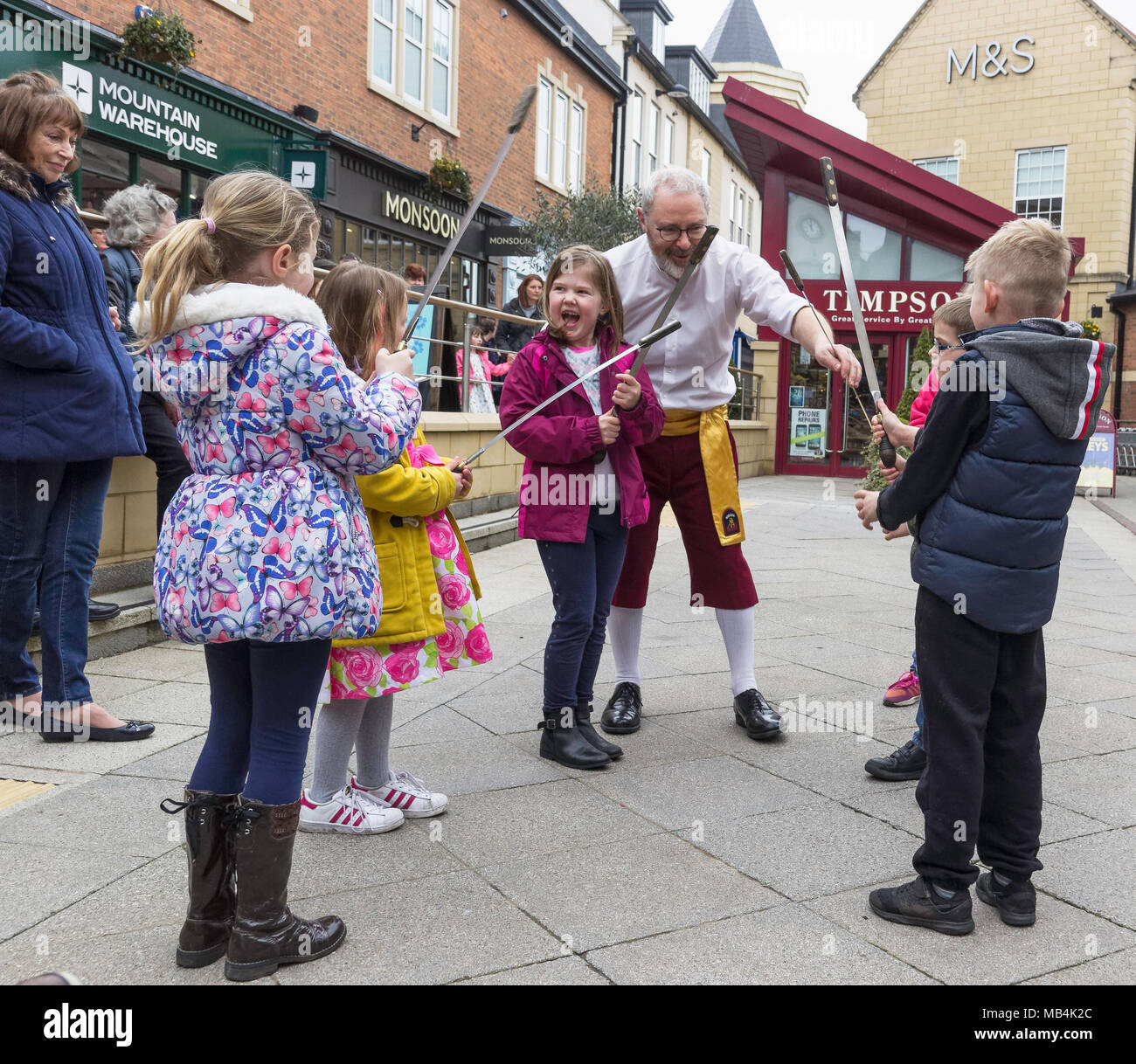 Le 51e Rassemblement de Northumbrie à Morpeth, Northumberland, au Royaume-Uni en avril 2018. Une danseuse en costume traditionnel enseigne la danse traditionnelle aux enfants. Banque D'Images