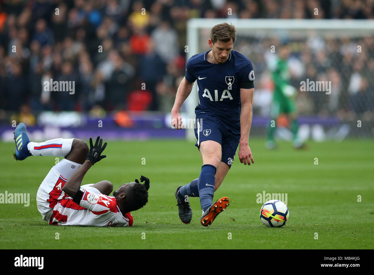 Stoke On Trent, Royaume-Uni. 7 avril 2018. Jan Vertonghen de Tottenham Hotspur est passé Mame Diouf de Stoke City (l). Premier League, Stoke City v Tottenham Hotspur à Bet365 le stade de Stoke on Trent le samedi 7 avril 2018. Cette image ne peut être utilisé qu'à des fins rédactionnelles. Usage éditorial uniquement, licence requise pour un usage commercial. Aucune utilisation de pari, de jeux ou d'un seul club/ligue/dvd publications. Photos par Andrew Andrew/Verger Verger la photographie de sport/Alamy live news Banque D'Images