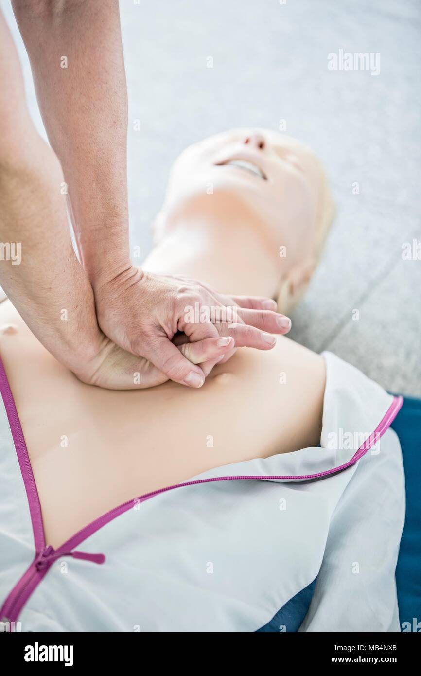 Secouriste pratiquant le massage cardiaque sur un mannequin de formation en RCR. Banque D'Images