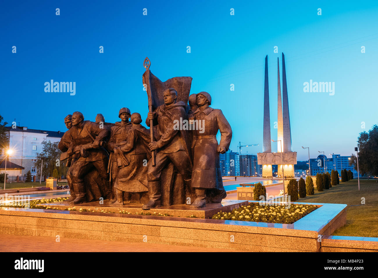 Minsk, Belarus. Voir la soirée de monument 'Trois baïonnettes' de Mémorial de libérateurs et Monument aux héros qui sont morts dans les batailles pour la libération de Vit Banque D'Images