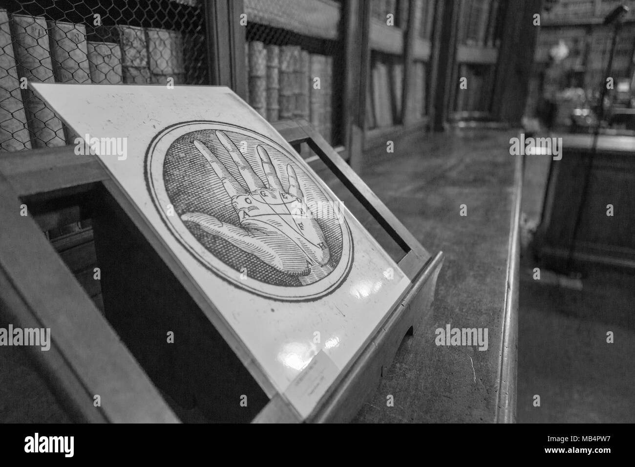 Livre ouvert sur un lutrin avec part montrant les lignes de lecture palm Banque D'Images