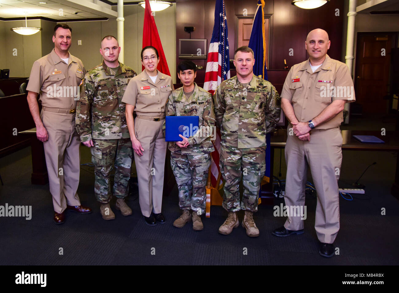 Grands Lacs, Illinois (fév. 14, 2018) De gauche à droite, le capitaine commandant de la Station Navale James Hawkins, Battalian Chicago Commande de recrutement de l'Armée Le Sergent Commande. Le major Corey, service juridique de la région de Fairchild (RLSO) Midwest Dirigeant Cmdr. Stancanti Sarah, le sergent de l'armée. La Jordanie, Siddhidhatashakti Commande de recrutement de l'Armée Le lieutenant-colonel commandant de bataillon Chicago Derek Keller, et Midwest RLSO Commandant Capt Mark Holley posent pour une photo ensemble au cours d'une cérémonie de remise de prix pour l'intérieur Siddhidhatashakti Bldg. 2, 14 février. Dans la matinée du 21 septembre 2017, al, Siddhidhatashakti Banque D'Images