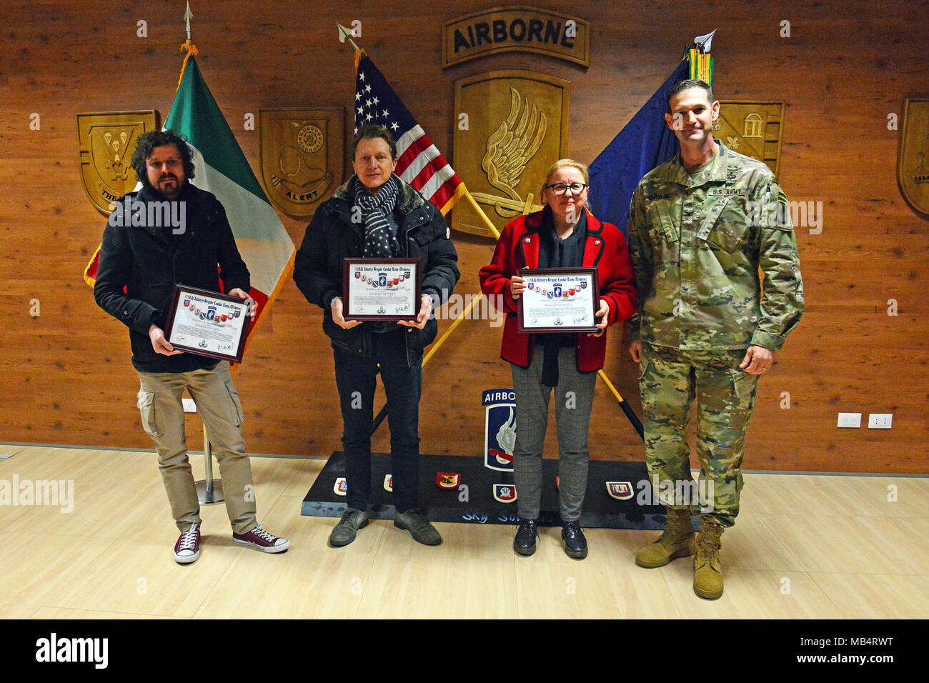 À partir de la droite de l'armée américaine, le Colonel James Bartholomees III, commandant de la 173e Brigade aéroportée, presenst un certificat de réussite à Mme Francesca Cisotto, M. Graziano Gentilin, et M. Maximilian, Casity de l'équipe de contrôle de mouvement de Vicence, pour leur contribution à la 173e Brigade aéroportée est la liberté de circulation dans toute l'Italie et l'Europe, Caserma Del Din, 15 févr. 2018, Vicenza, Italie. Banque D'Images