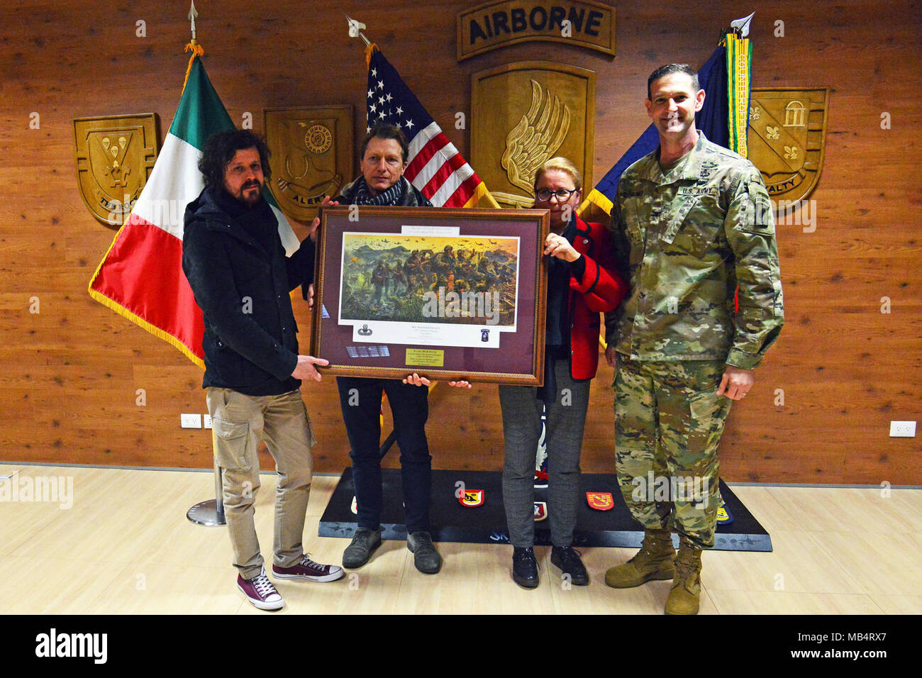 À partir de la droite de l'armée américaine, le Colonel James Bartholomees III, commandant de la 173e Brigade aéroportée, pose pour une photo de groupe avec Mme Francesca Cisotto, M. Graziano Gentilin, M. Maximilian Casity et de l'équipe de contrôle de mouvement de Vicence, au cours d'une cérémonie de remise de prix à Caserma Del Din, 15 févr. 2018, Vicenza, Italie. Banque D'Images