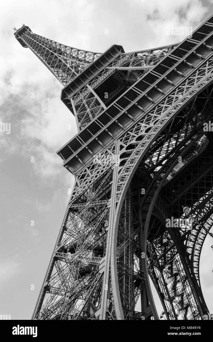 Immeuble parisien et tour eiffel Banque d'images noir et blanc Alamy