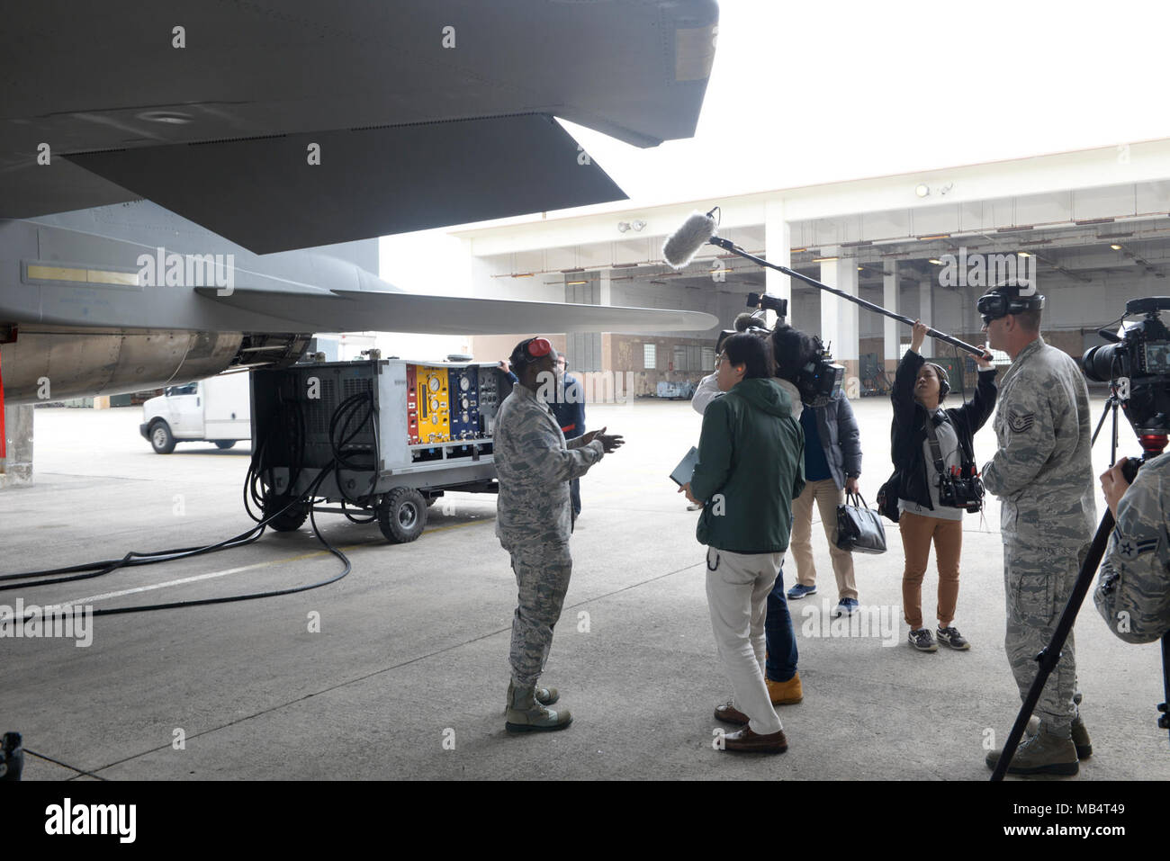 Le sergent de l'US Air Force. Johnny Brown, 18e Escadron de maintenance des aéronefs, chef d'équipe dédiée explique F-15 Eagle de l'entretien des membres des médias locaux, 2018 Février14, à Kadena Air Base, au Japon. Les organisations des médias ont été invités à visiter les différents escadrons qui composent la 18e Escadre. Banque D'Images