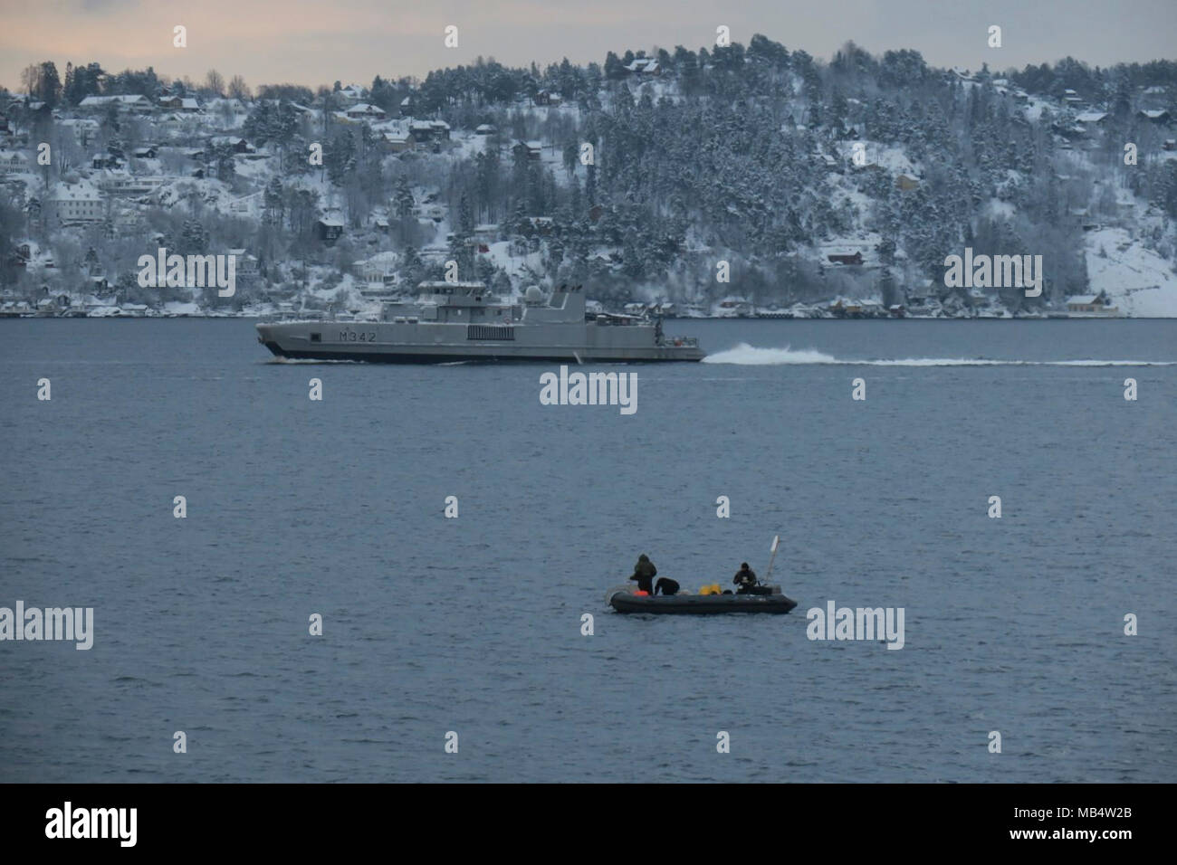 Le fjord d'OSLO (16 février 2018) chasseurs de mines de la Marine royale norvégienne HNoMS Måløy voiles cours des plongeurs dans un petit bateau qui s'apprête à plonger sur une mine suspects dans les eaux de la Fjord d'Oslo, lors d'une opération d'élimination de munitions historiques menées par la lutte contre les mines de l'OTAN (SNMCMG1 Un groupe) et la Marine royale norvégienne. Banque D'Images