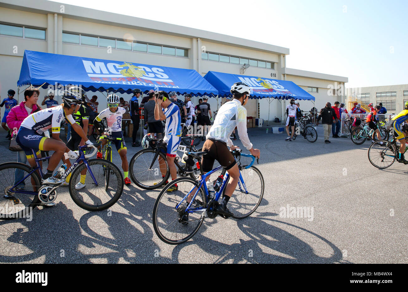 KINSER CAMP, Okinawa, Japon- Racers se rassemblent à la ligne d'arrivée pour les collations d'après course après une course de vtt le 18 février à bord de Camp Kinser, Okinawa, Japon. A la course aux États-Unis et dans les collectivités de tout l'ensemble d'Okinawa pour prendre part à des compétitions amicales. Racers sur vélo de route effectué cinq tours autour du camp de base du Kinser pour un total de 42 km de vélo de montagne a terminé deux tours pour un total de 17 km. Banque D'Images